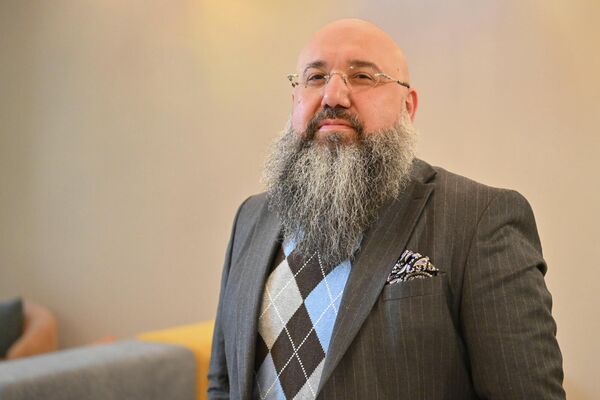 Председатель Армяно-Русской Культурной Ассоциации Александр Бордов во время Межвузовского чемпионата Армении по дебатам на русском языке (24 декабря 2025). Еревaн - Sputnik Армения