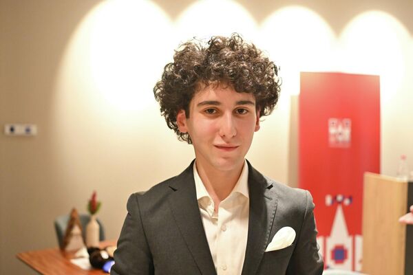 Студент 1 курса филиала МГУ по направлению международные отношения Эмиль Ганджалян во время Межвузовского чемпионата Армении по дебатам на русском языке (24 декабря 2025). Еревaн - Sputnik Армения