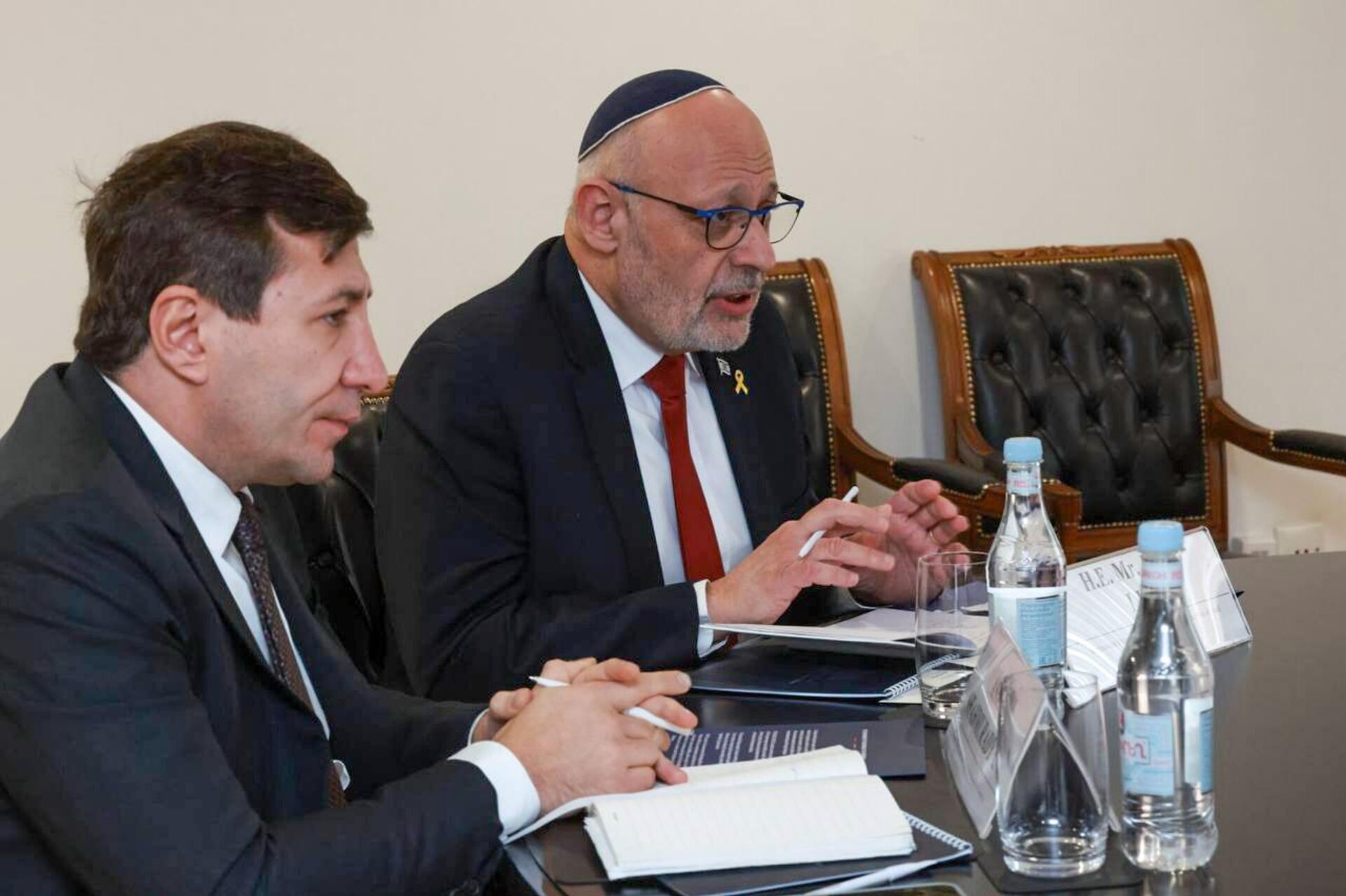 Чрезвычайный и полномочный посол Израиля Йоэль Лион и почетный консул Израиля Ашот Шахмурадян на встрече с министром экономики Армении (24 декабря 2025). Еревaн - Sputnik Արմենիա, 1920, 24.12.2025