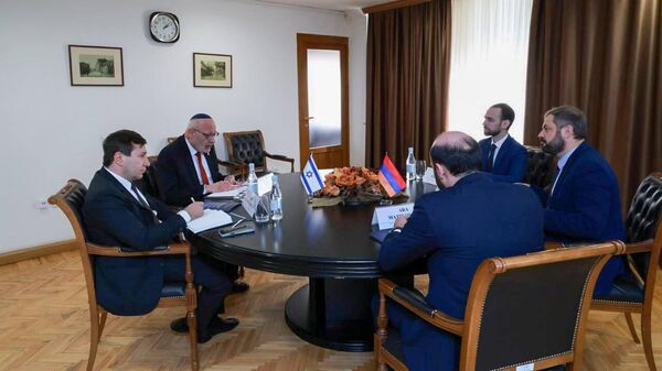 Министр экономики Геворг Папоян принял Чрезвычайного и полномочного посла Израиля Йоэля Лиона и почетного консула Израиля Ашота Шахмурадяна (24 декабря 2025). Еревaн - Sputnik Армения