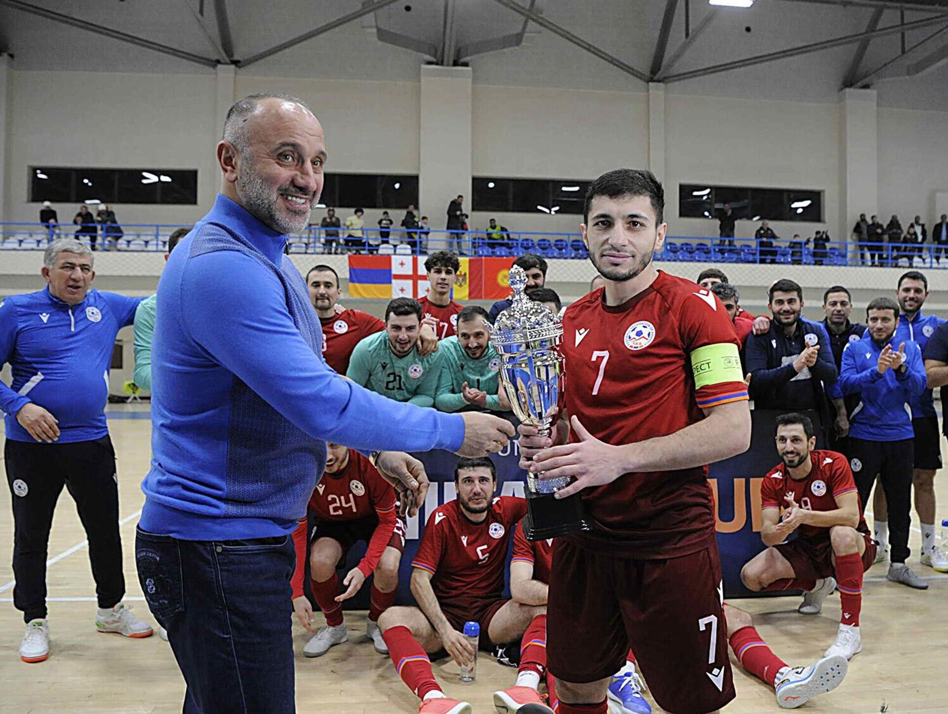 Национальная сборная Армении по футзалу выиграла кубок международного товарищеского турнира по футзалу Unibank Cup (24 декабря 2025). Еревaн - Sputnik Արմենիա, 1920, 25.12.2025