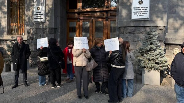 Акция протеста перед зданием Генеральной прокуратуры (25 декабря 2025). Еревaн - Sputnik Армения