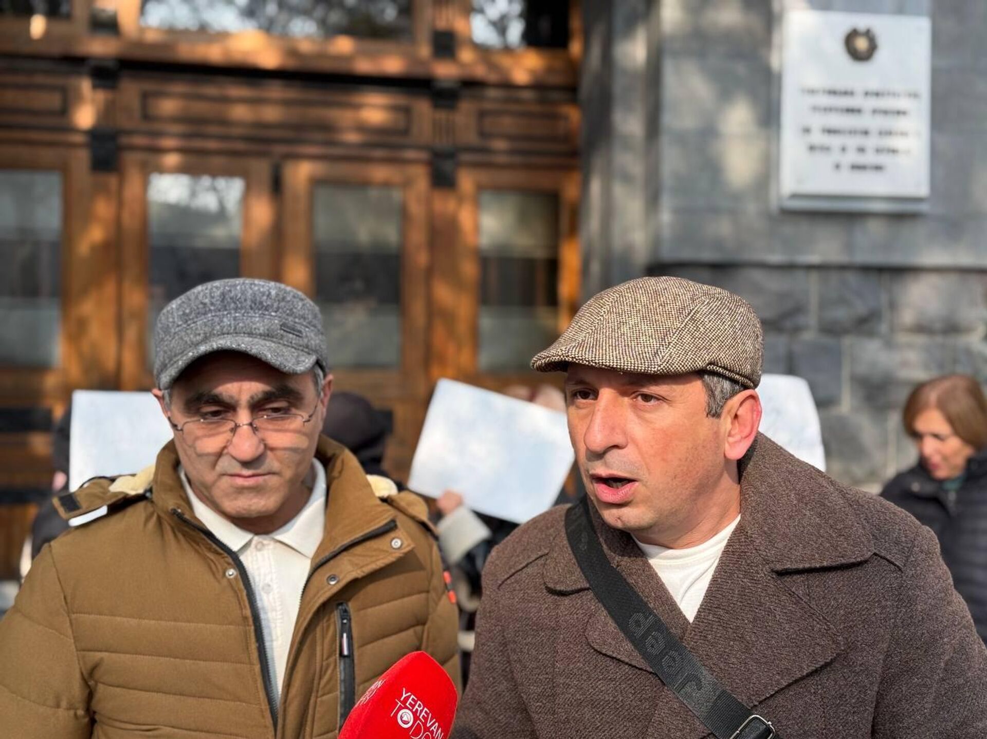 Обманутый вкладчик Мигран и на акции протеста перед зданием Генеральной прокуратуры (25 декабря 2025). Еревaн - Sputnik Армения, 1920, 25.12.2025