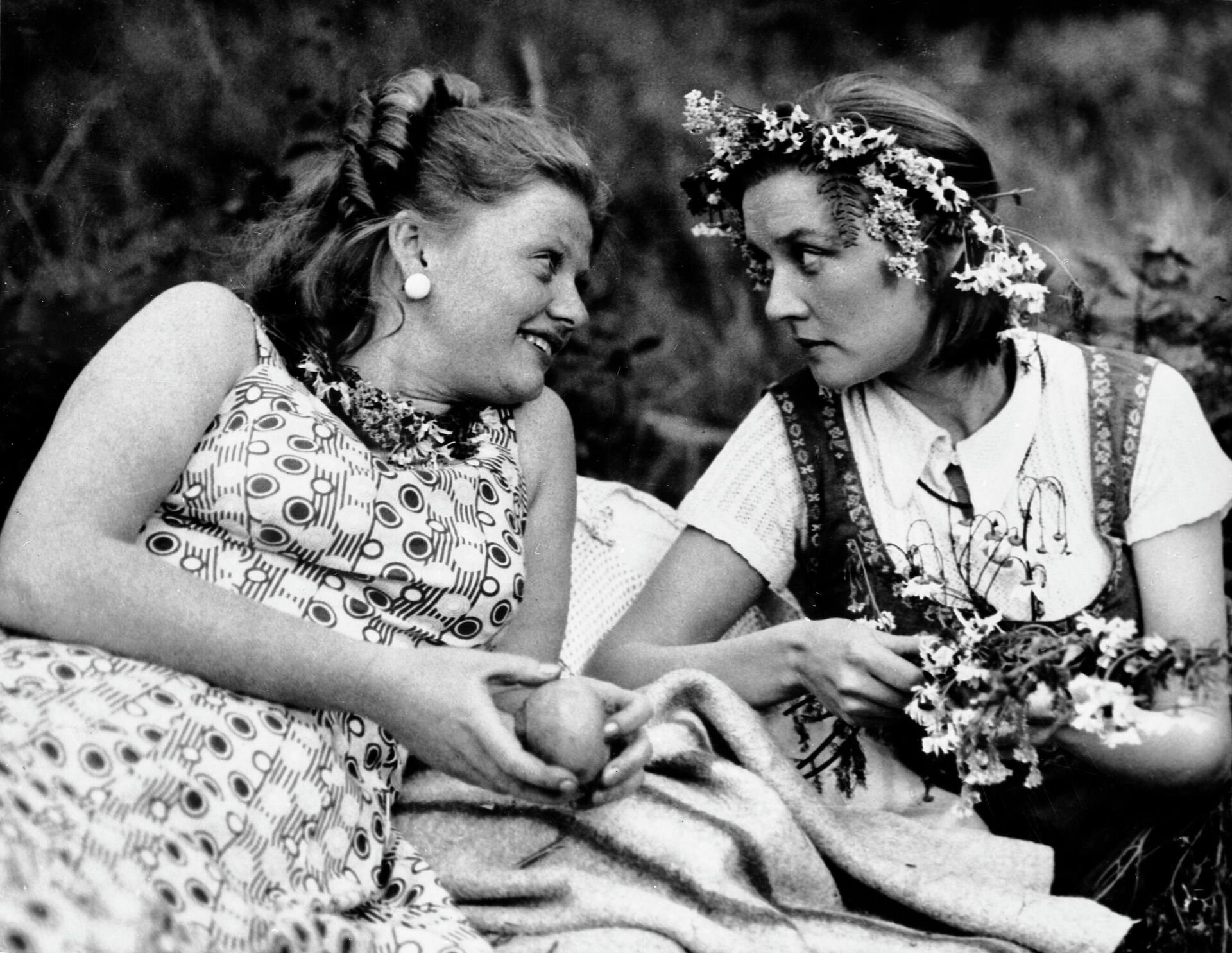 Кадр из фильма Москва слезам не верит. Режиссер Владимир Меньшов.  Киностудия Мосфильм.
1979 год. В главных ролях - Вера Алентова (справа) и Ирина Муравьева (слева). - Sputnik Արմենիա, 1920, 25.12.2025