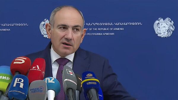 Премьер-министр Никол Пашинян отвечает на вопросы журналистов (25 декабря 2025). Еревaн - Sputnik Армения