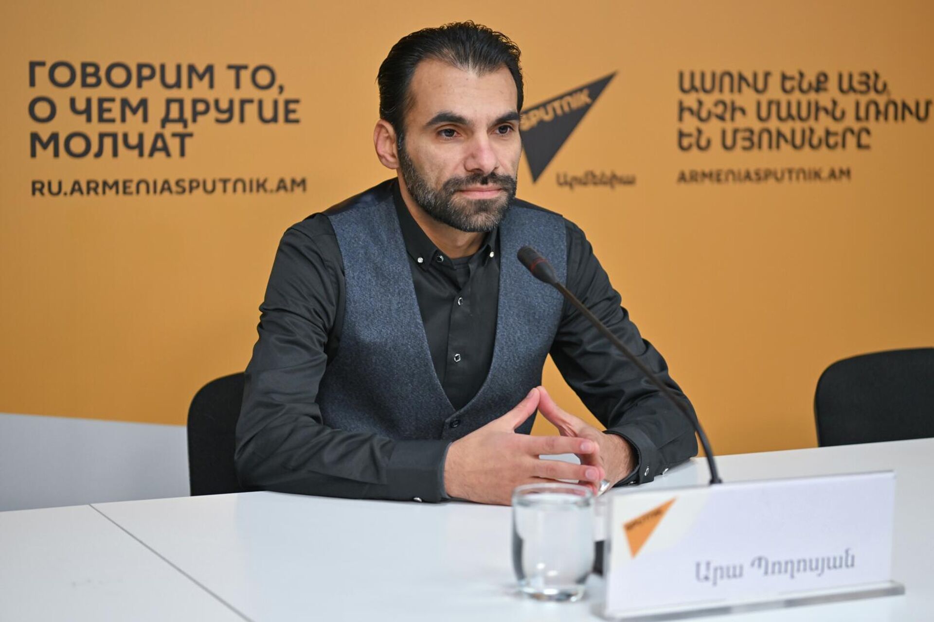 Политолог Ара Погосян проводит пресс-конференцию на тему: Как сложился в политическом плане уходящий год для Армении? Что ждет страну в свете предстоящих парламентских выборов в наступающем году? (26 декабря 2025). Еревaн - Sputnik Армения, 1920, 26.12.2025