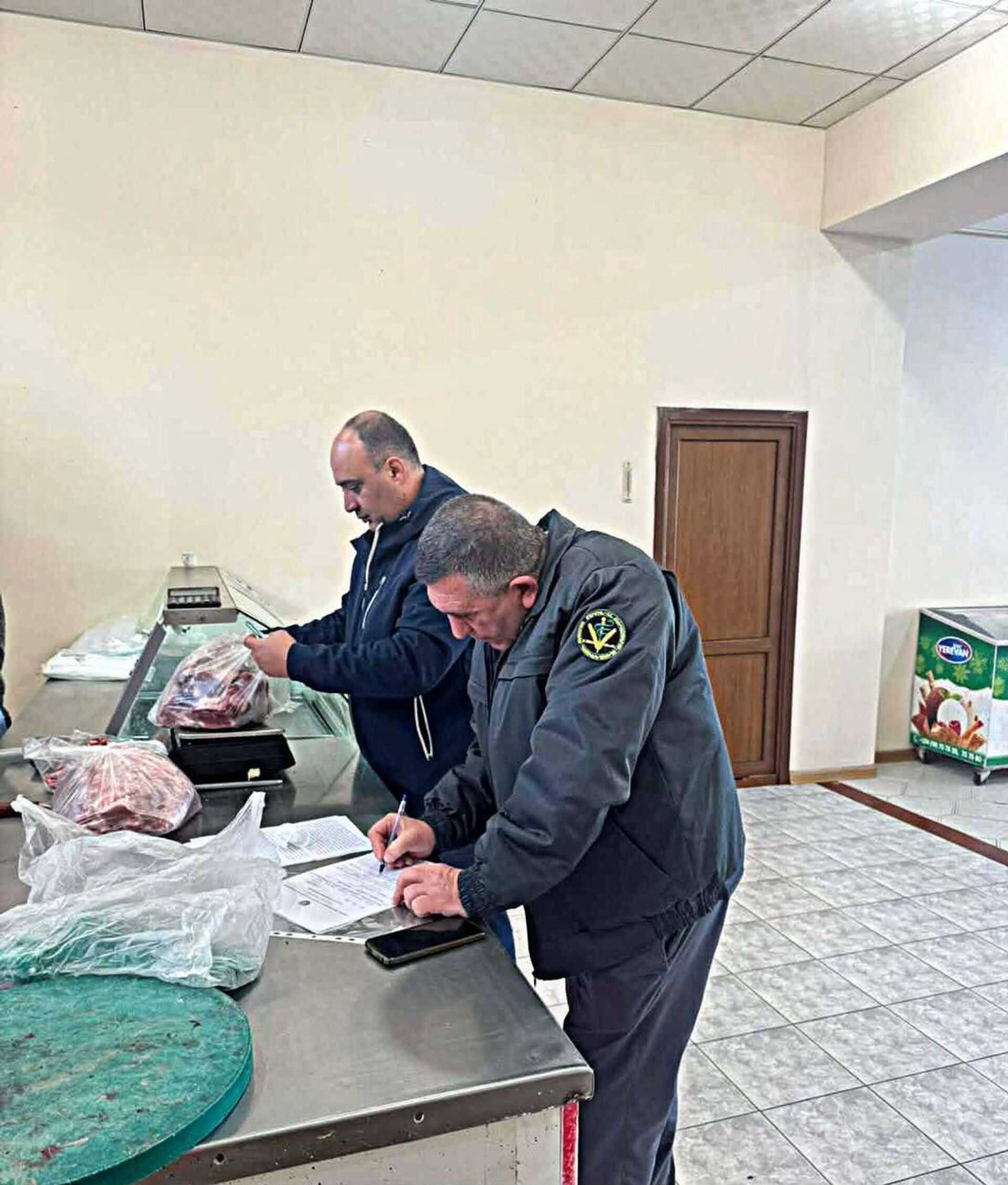 Сотрудники Инспекционного органа безопасности пищевых продуктов провели проверки в точках сбыта мяса (26 декабря 2025). Варденис - Sputnik Արմենիա, 1920, 26.12.2025