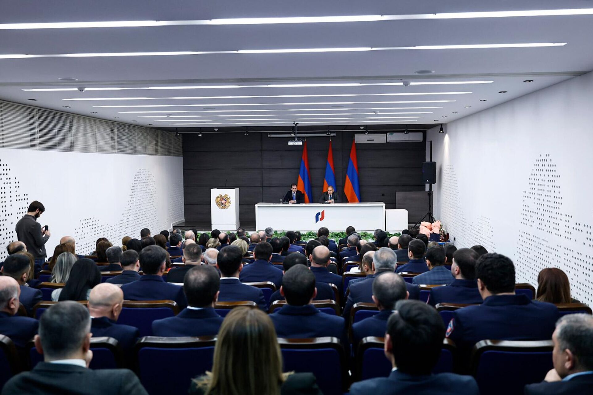 Премьер-министр Никол Пашинян посетил Комитет по государственным доходам (26 декабря 2025). Еревaн - Sputnik Արմենիա, 1920, 26.12.2025