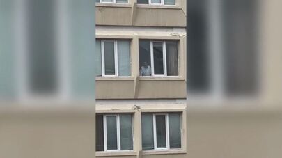 Միքայել սրբազանը ողջունում է պատուհանից. նրա աջակիցները շարական են երգում «Իզմիրլյան» ԲԿ-ի բակում