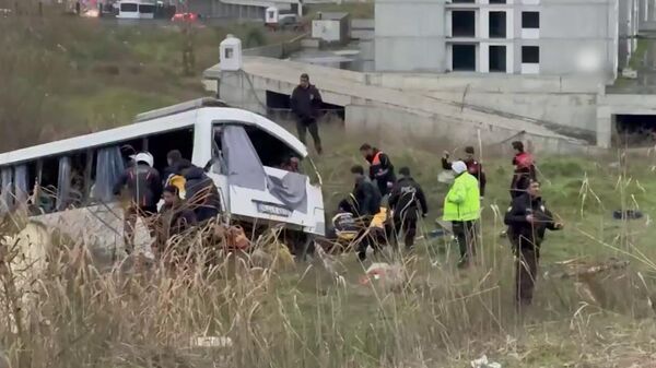 Служебный автобус, вылетев в кювет, врезался в загон в Стамбуле - Sputnik Армения