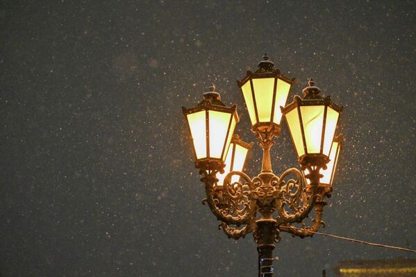 Լապտերների տաք լույսը միախառնվում է տեղացող ձյան հետ - Sputnik Արմենիա