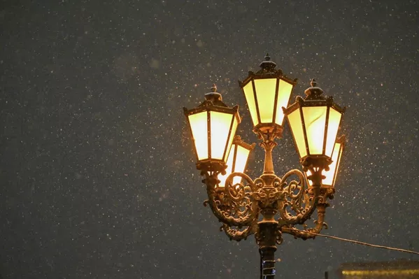 Լապտերների տաք լույսը միախառնվում է տեղացող ձյան հետ - Sputnik Արմենիա