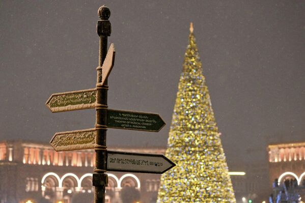 Մեքենայի լուսարձակների լույսը շողարձակում է առաջին ձյան խիտ շղարշի միջով՝ գիշերային Երևանով սովորական ուղևորությունը վերածելով մթնոլորտային ֆիլմի կադրի: - Sputnik Արմենիա