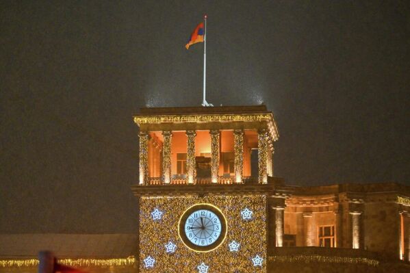 Գիշերային փափուկ ձյունը քաղաքը պատել է տոնական շղարշով, և անցորդները քայլում են փողոցներով: - Sputnik Արմենիա