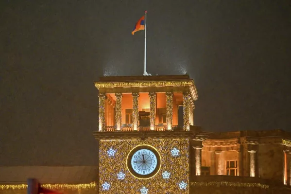 Գիշերային փափուկ ձյունը քաղաքը պատել է տոնական շղարշով, և անցորդները քայլում են փողոցներով: - Sputnik Արմենիա