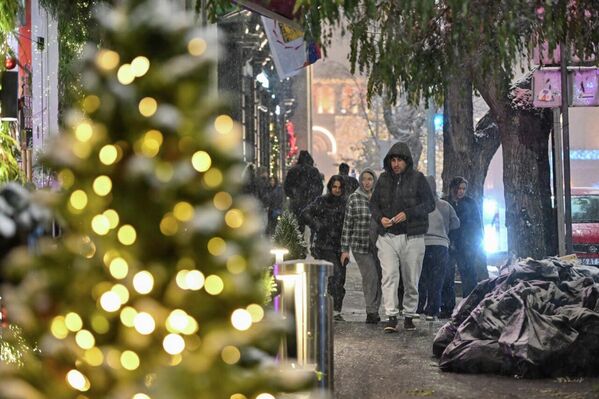 Լապտերների տաք լույսը միախառնվում է տեղացող ձյան հետ՝ Հանրապետության հրապարակը վերածելով հեքիաթային տեսարանի: - Sputnik Արմենիա