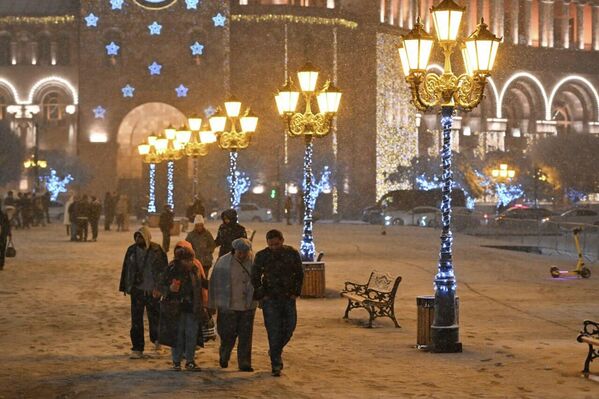 Երկրի գլխավոր հրապարակը տոնական հանդերձանքով է զարդարվել։ - Sputnik Արմենիա