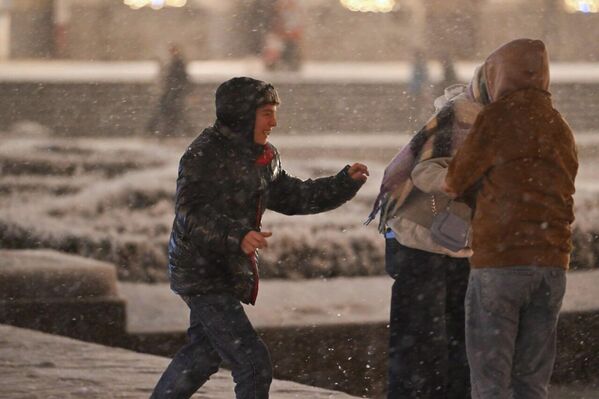 Ոչ մի հետիոտն «չի խուսափել» ձյան տեղումներից: - Sputnik Արմենիա