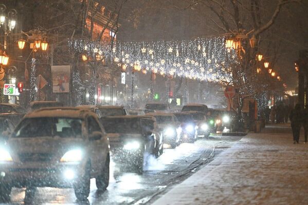 Երևանյան երթևեկությունն այս գիշեր դանդաղել է, որ քաղաքը հասցնի վայելել տարվա առաջին հանդիպումը իսկական ձյան հետ։ - Sputnik Արմենիա