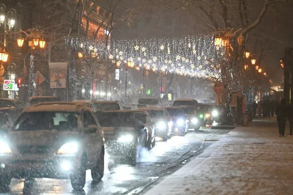 Երևանյան երթևեկությունն այս գիշեր դանդաղել է, որ քաղաքը հասցնի վայելել տարվա առաջին հանդիպումը իսկական ձյան հետ։ - Sputnik Արմենիա