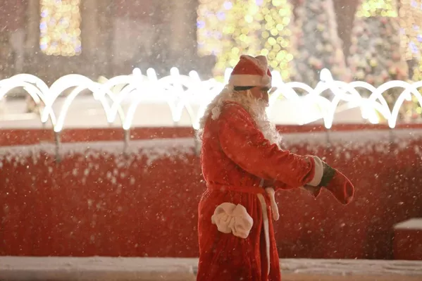 Ձյունածածկ ցուցանակները քարացել են լապտերների լույսի ներքո, իսկ գլխավոր տոնածառի լույսերը ստեղծում են տոնի սպասման զգացողություն: - Sputnik Արմենիա