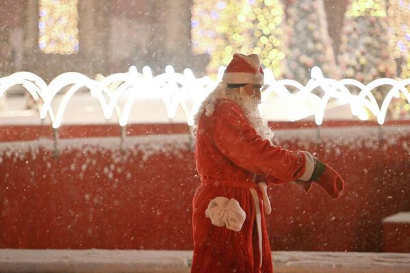 Ձյունածածկ ցուցանակները քարացել են լապտերների լույսի ներքո, իսկ գլխավոր տոնածառի լույսերը ստեղծում են տոնի սպասման զգացողություն: - Sputnik Արմենիա