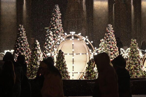 Ամանորյա կոմպոզիցիաներ Հանրապետության հրապարակում։ - Sputnik Արմենիա