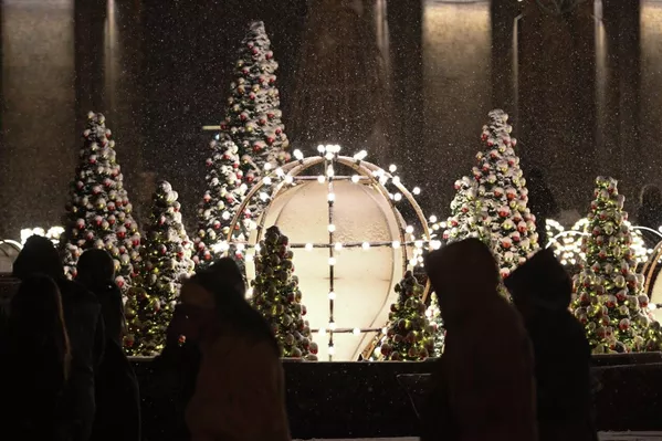 Ամանորյա կոմպոզիցիաներ Հանրապետության հրապարակում։ - Sputnik Արմենիա