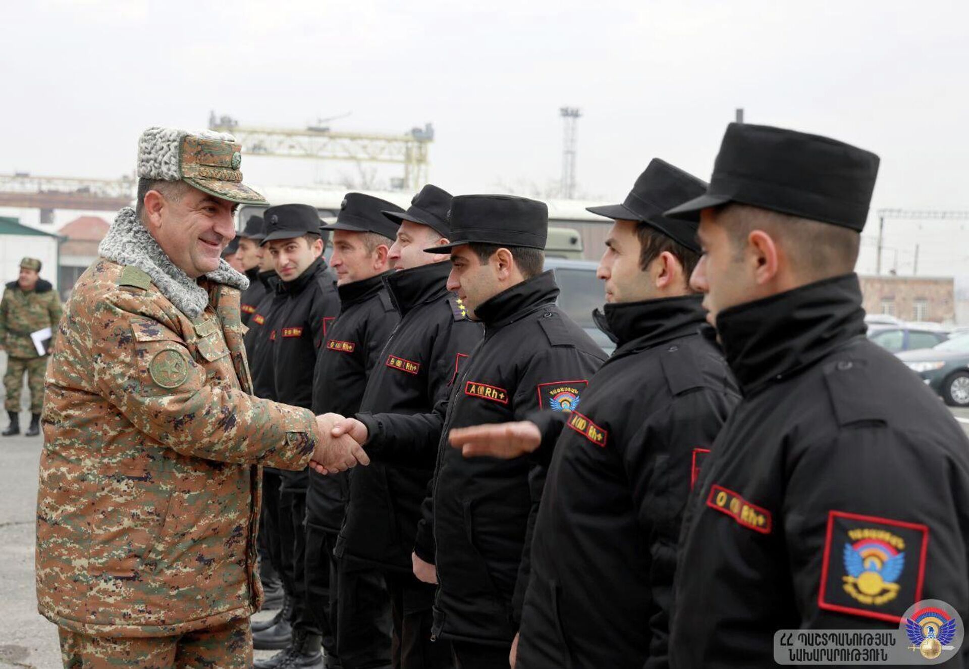 Замминистра обороны, начальник Генштаба ВС РА, генерал-лейтенант Эдуард Асрян посетил Республиканский сборный пункт в преддверии зимнего призыва (28 декабря 2025). Еревaн - Sputnik Армения, 1920, 28.12.2025