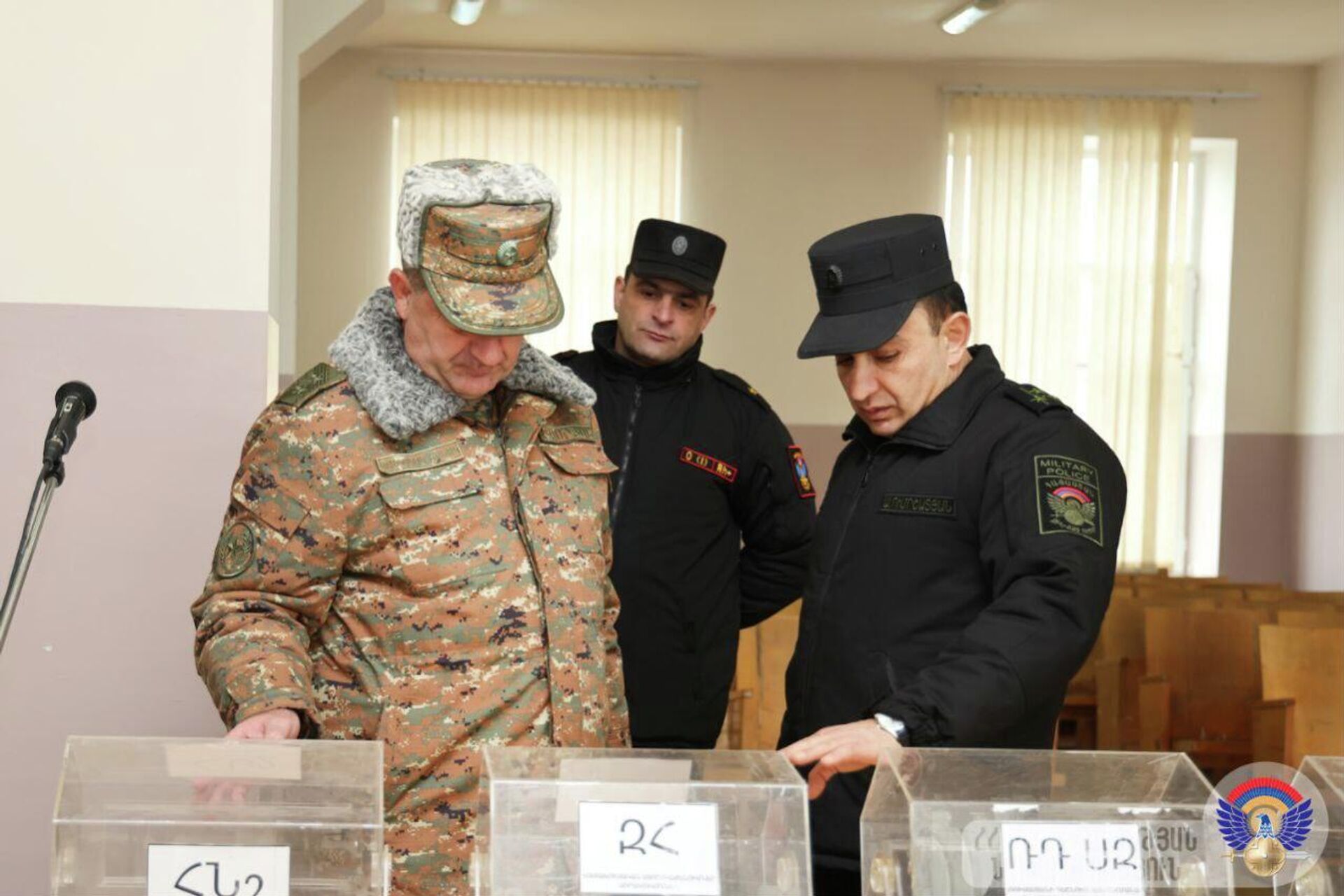 Замминистра обороны, начальник Генштаба ВС РА, генерал-лейтенант Эдуард Асрян посетил Республиканский сборный пункт в преддверии зимнего призыва (28 декабря 2025). Еревaн - Sputnik Армения, 1920, 28.12.2025