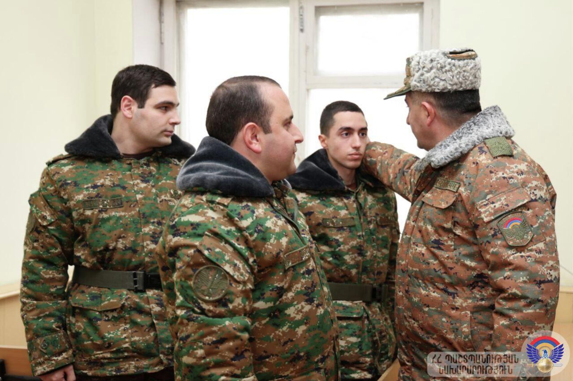 Замминистра обороны, начальник Генштаба ВС РА, генерал-лейтенант Эдуард Асрян посетил Республиканский сборный пункт в преддверии зимнего призыва (28 декабря 2025). Еревaн - Sputnik Արմենիա, 1920, 28.12.2025