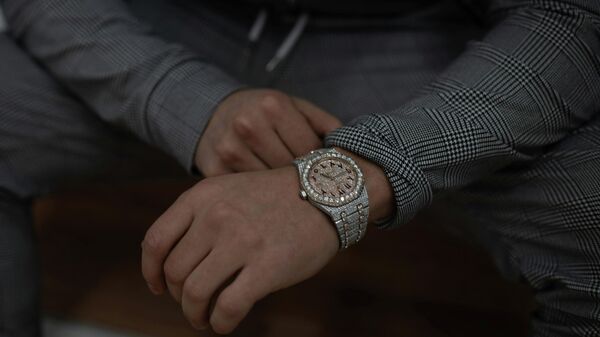 Элитные часы на руке мужчины - Sputnik Армения