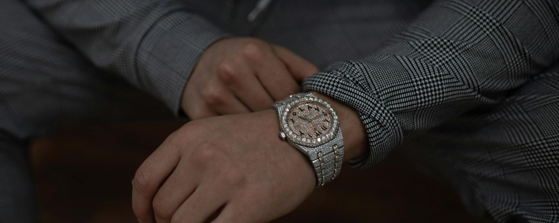 Элитные часы на руке мужчины - Sputnik Армения, 1920, 31.12.2025
