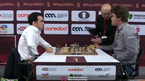 Магнус разбросал фигуры по доске, нажал на часы и ему присудили поражение в партии с Мартиросяном - Sputnik Армения