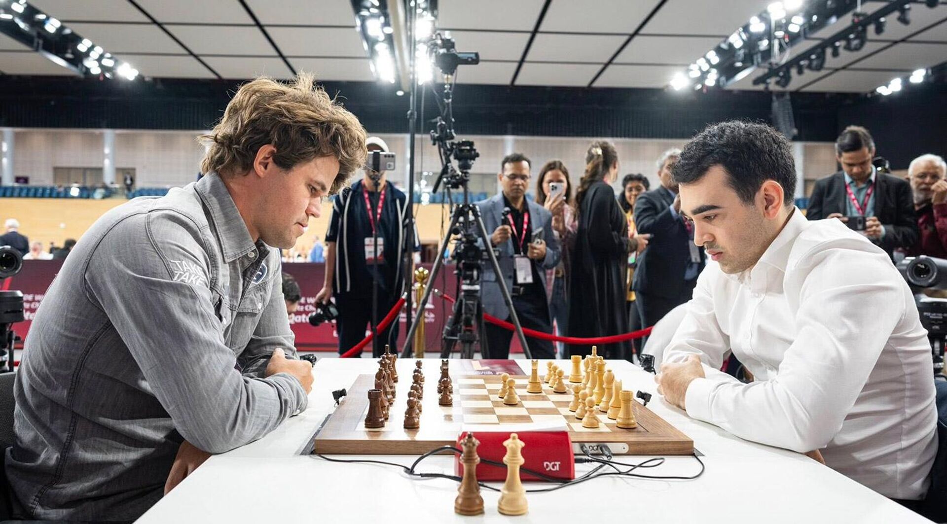 Партия между гроссмейстерами Айком Мартиросяном и Магнусем Карлсеном на Чемпионате мира по блицу 2025 года в Дохе - Sputnik Արմենիա, 1920, 31.12.2025