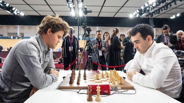 Партия между гроссмейстерами Айком Мартиросяном и Магнусем Карлсеном на Чемпионате мира по блицу 2025 года в Дохе - Sputnik Արմենիա