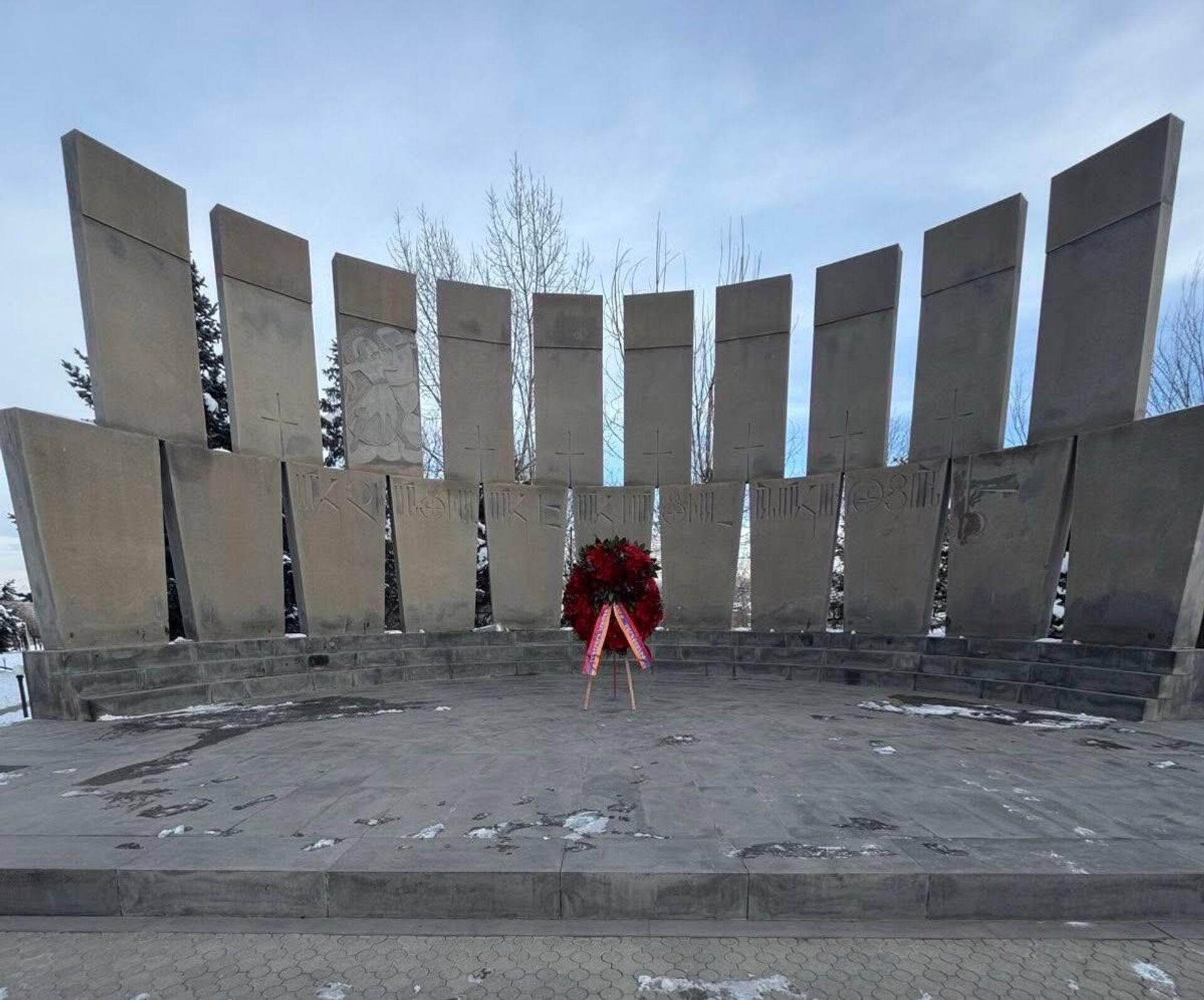 Венок от имени Сержа Саргсяна в военном пантеоне Ераблур (31 декабря 2025). Еревaн - Sputnik Արմենիա, 1920, 31.12.2025