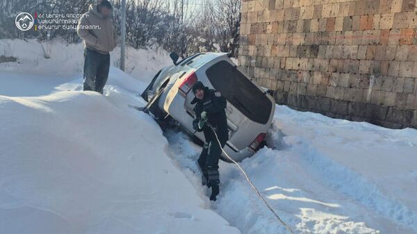 Спасатели помогают застрявшим в снегу водителям - Sputnik Армения