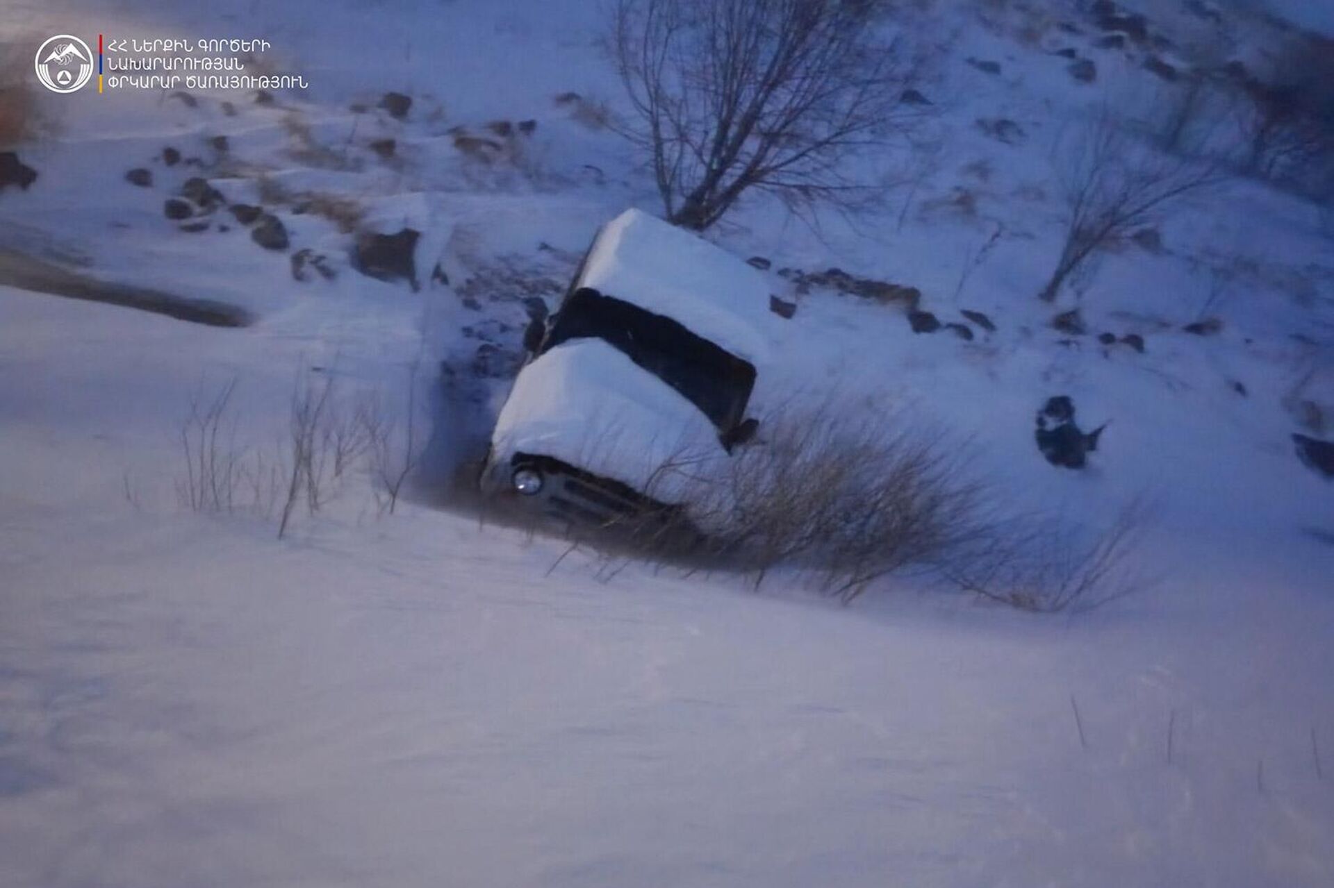 Спасатели помогают застрявшим в снеге водителям - Sputnik Армения, 1920, 31.12.2025