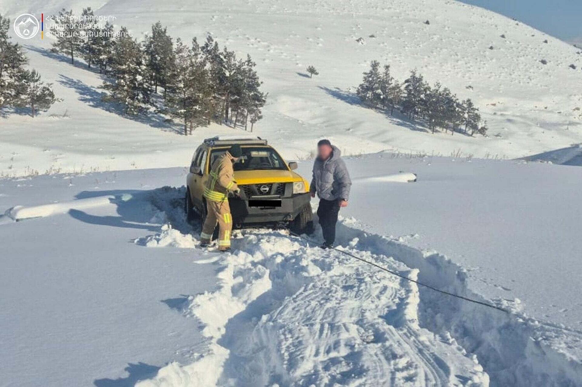 Спасатели помогают застрявшим в снеге водителям - Sputnik Армения, 1920, 31.12.2025