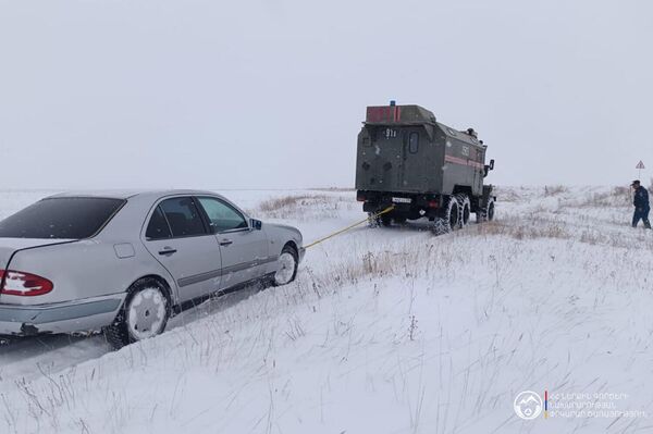Спасатели помогают застрявшим в снеге водителям - Sputnik Армения