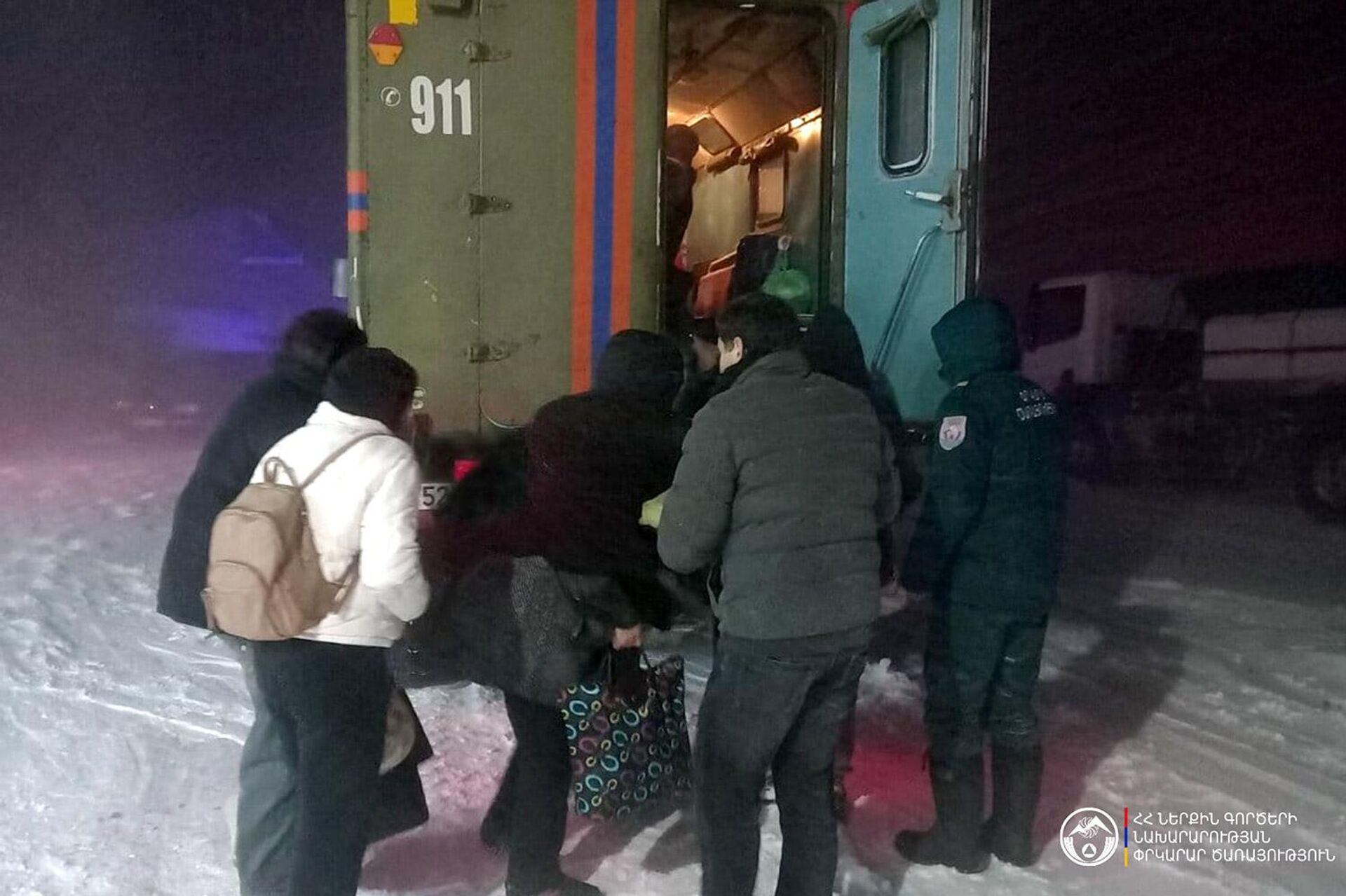 Спасатели помогают застрявшим в снеге водителям - Sputnik Армения, 1920, 02.01.2026