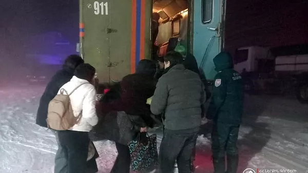 Փրկարարներն օգնում են վարորդներին - Sputnik Արմենիա