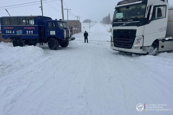 Спасатели помогают застрявшим в снеге водителям - Sputnik Армения