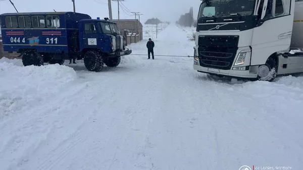 Փրկարարներն օգնում են վարորդներին - Sputnik Արմենիա