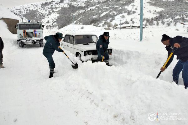 Փրկարարներն օգնում են վարորդներին Փրկարարներն օգնում են վարորդներին - Sputnik Արմենիա