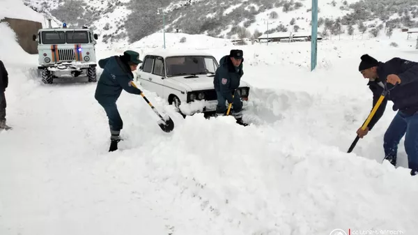 Փրկարարներն օգնում են վարորդներին - Sputnik Արմենիա