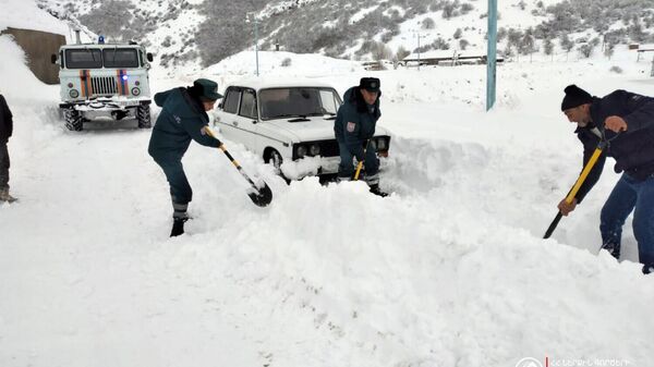 Спасатели помогают застрявшим в снеге водителям - Sputnik Армения