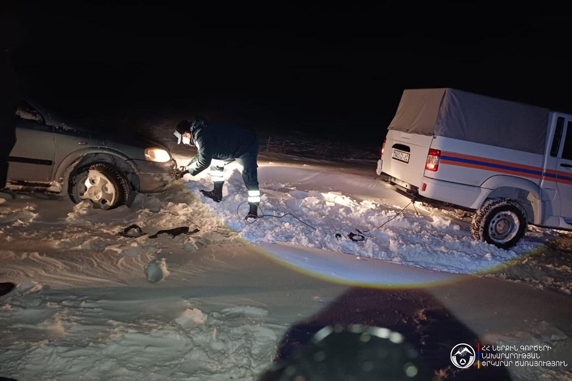 Спасатели помогают застрявшим в снеге водителям Спасатели помогают застрявшим в снеге водителям - Sputnik Արմենիա, 1920, 02.01.2026