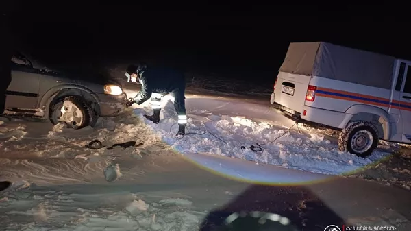 Փրկարարներն օգնում են վարորդներին - Sputnik Արմենիա